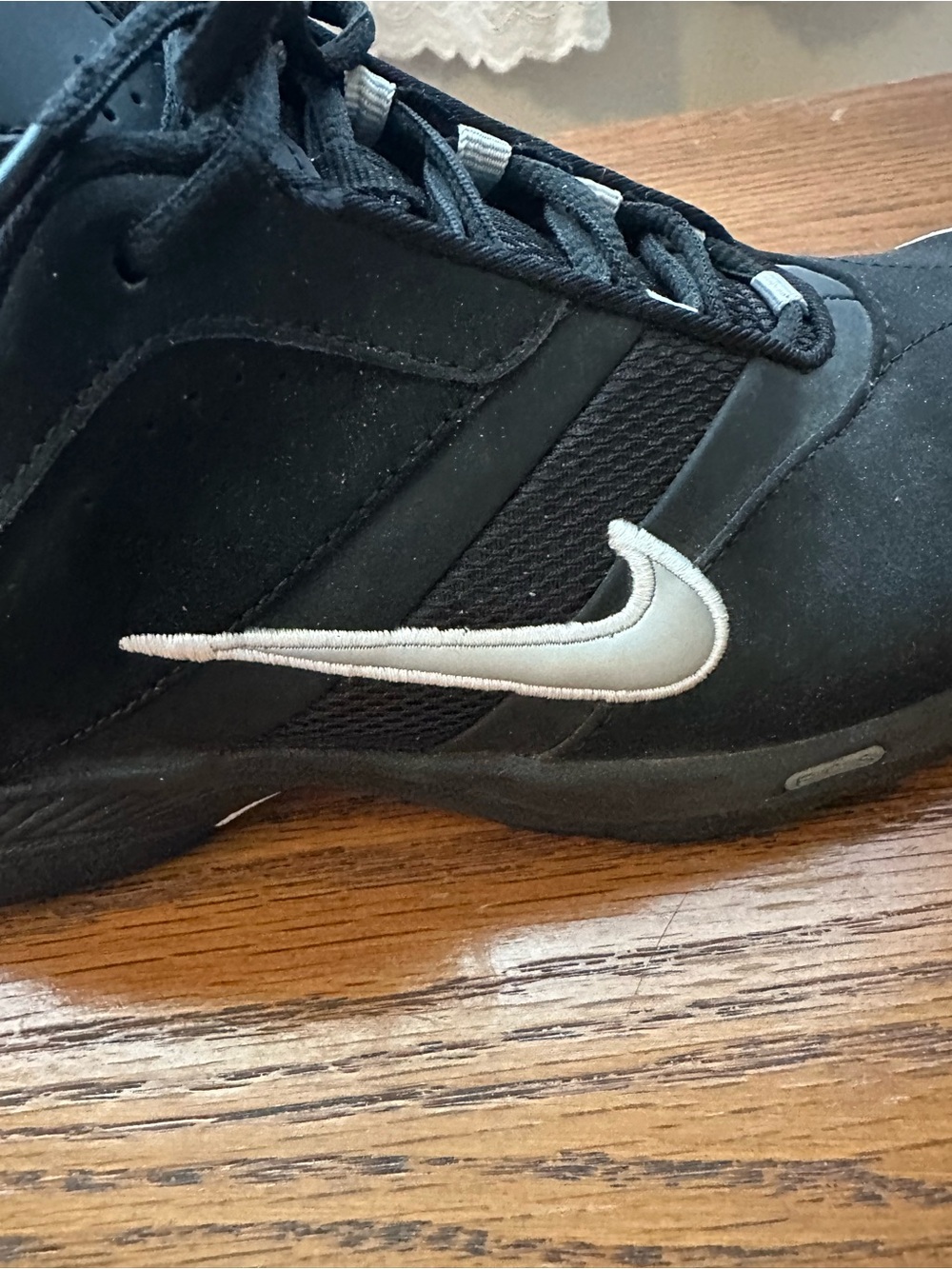 🖤🤍Nike Black Low-Top Sneaker with white Swoosh Accent.